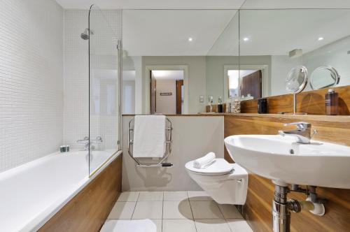 y baño con lavabo, aseo y ducha. en Large one bedroom flat with balcony close to the City by UnderTheDoormat en Londres