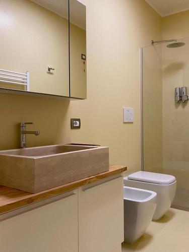 bagno con lavandino e servizi igienici di Suite di Bianca a Foligno