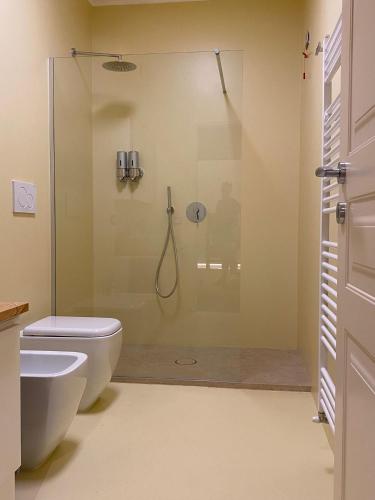 bagno con doccia in vetro e servizi igienici di Suite di Bianca a Foligno
