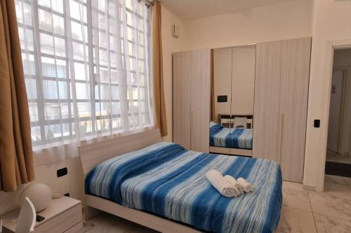 Residence Jolly في ميلانو: غرفة نوم عليها سرير وفوط