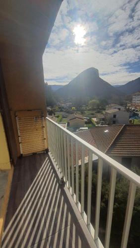 un balcon avec vue sur une montagne dans l'établissement Vue sur les Dourbes Studio 44 Thermes, à Digne-Les-Bains