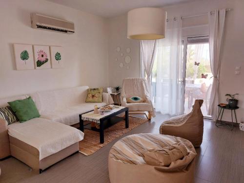 ein Wohnzimmer mit einem Sofa und einem Tisch in der Unterkunft Gennadi Serenity House- beachfront villa with pool in Gennadi