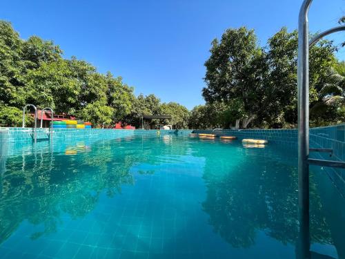 Bazén v ubytování Amraness Luxury Resort Sasan Gir nebo v jeho okolí