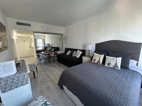 a bedroom with a bed and a living room at Buenos Aires desde las alturas in Buenos Aires