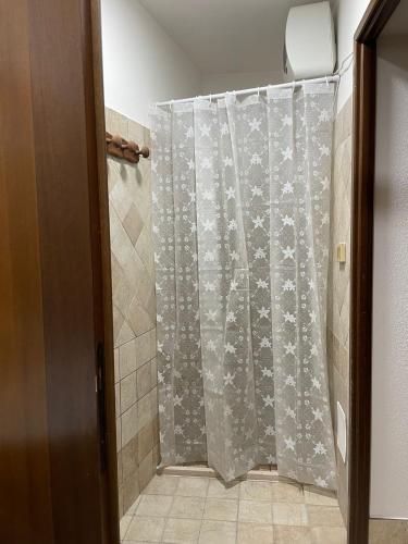 a shower with a shower curtain in a bathroom at La stella salentina in Montesano Salentino