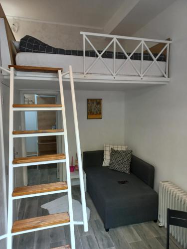 een woonkamer met een stapelbed en een bank bij Apartments Balkanska City Center in Belgrado