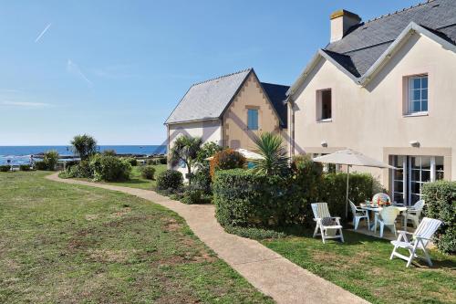 LocaLise - Maison E2 au Guilvinec - A 20m de la mer avec jardin et piscine - Tout à pied, plage, port, centre commerces, marché - Wifi inclus - Vue mer de la chambre - Animaux bienvenus - Linge de lit inclus