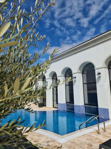 una piscina en un edificio con agua azul en RIVER Hotel & SPA en Călimăneşti