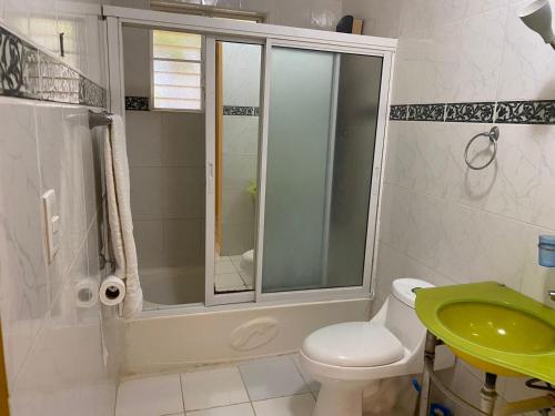 uma casa de banho com um chuveiro, um WC e um lavatório. em 4 bedroom villa, security, private pool, ocean view em Sosúa