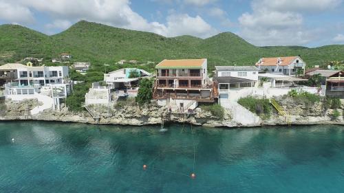 拉貢的住宿－Vacation house at Playa Lagun Private Beach，水体边的一群房子