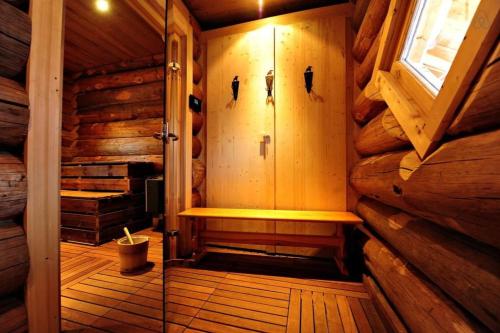 - un sauna dans une cabane en bois avec une fenêtre dans l'établissement RisoulSki Antarès - Piscine et Sauna, à Risoul