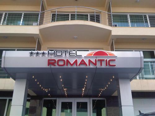 ママイアにあるHotel Romanticの建物正面のホテルのローマ看板