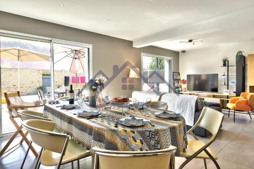 une salle à manger avec une table et des chaises dans l'établissement LocaLise - M7 - La grande Ty Awenig au Guilvinec - A quelques pas des plages, du marché, du centre et du port du Guilvinec - Wifi inclus - Draps inclus, au Guilvinec