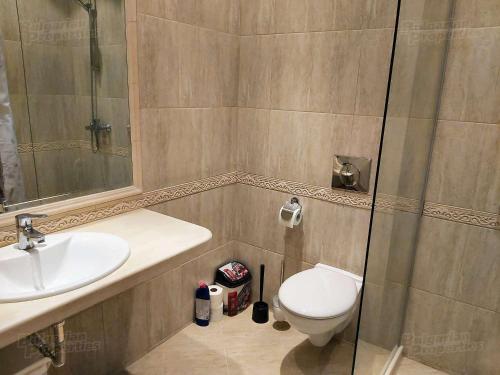 y baño con aseo, lavabo y ducha. en RELAX Apartment in Varna South Bay Residence en Varna