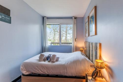 une petite chambre avec un lit et une fenêtre dans l'établissement Appartement Casona - Welkeys, à Trouville-sur-Mer