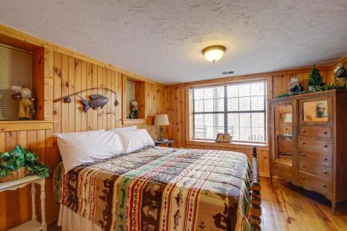 Ліжко або ліжка в номері Smoky Mountains Cabin with Hot Tub, Deck and Views!