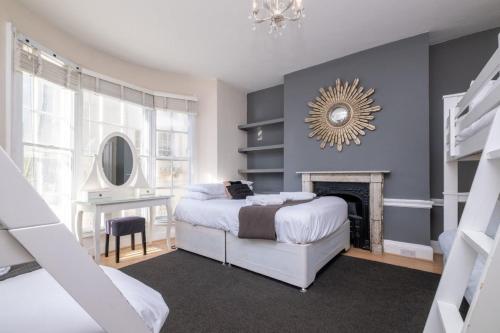 a bedroom with two bunk beds and a fireplace at Large Central Brighton Townhouse Close to Pier in Brighton & Hove