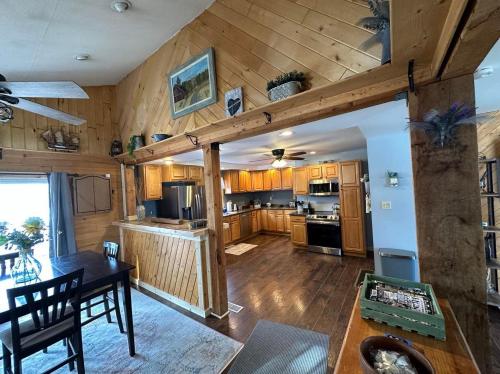 una cocina con armarios de madera y una mesa en una habitación en Osceola #13 Mine House 