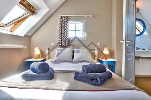 Katil atau katil-katil dalam bilik di LocaLise au Guilvinec - A22 - Belle vue sur la mer, la piscine et le jardin - Tout à pied, plages, port, centre, commerces, marché - Wifi inclus - Animaux bienvenus - Linge de lit inclus