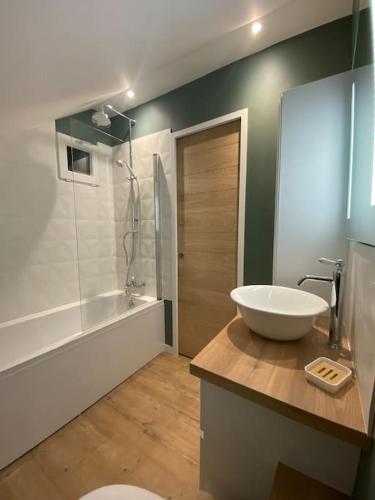 une salle de bain avec un lavabo, des toilettes et une baignoire dans l'établissement Les Familles à la mer, à Merlimont