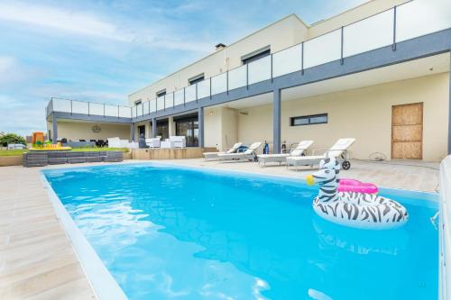 Bazén v ubytovaní La Villa Nibelle - Piscine SPA & Cinéma alebo v jeho blízkosti