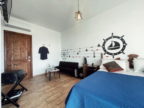 sypialnia z niebieskim łóżkiem i pokój z pianinem w obiekcie Residenza Cunto w mieście Castellabate