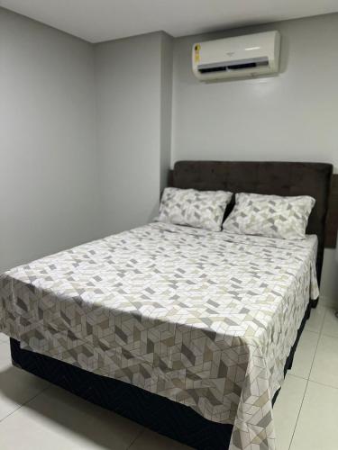 1 dormitorio con 1 cama y aire acondicionado en Excelente Apartamento mobiliado em Campina Grande, en Campina Grande