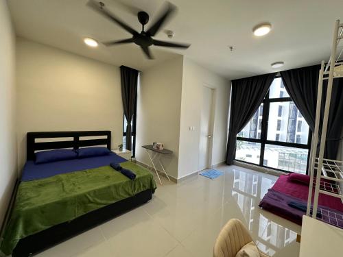 Schlafzimmer mit einem Bett und einem Deckenventilator in der Unterkunft Sea View The Shore Luxury Newly Renovated Homestay in Kota Kinabalu
