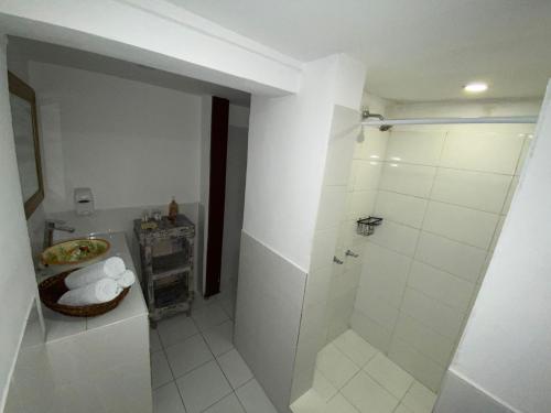 a bathroom with a shower and a sink at Terraza De San Antonio in Cali