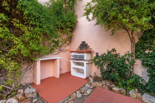 a small room with a desk in a wall at Villa Lilla in Villasimius