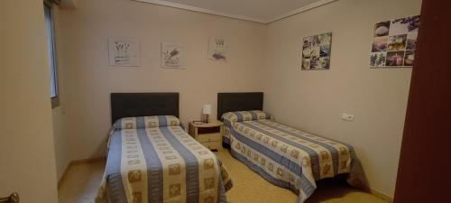 a room with two beds in a room at Piso Colon in Paiporta