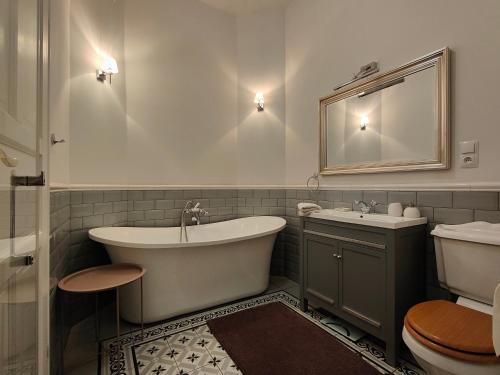 La salle de bains est pourvue d'une baignoire, de toilettes et d'un lavabo. dans l'établissement Villa Ley, à Jelenia Góra