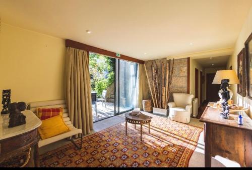 uma sala de estar com uma grande janela e um sofá em Quinta das Fragas Casa 10 Pessoas em Baião