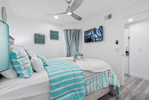 um quarto com uma cama com lençóis azuis e brancos em Sunset Paradise - Find yourself in Tampa em Tampa
