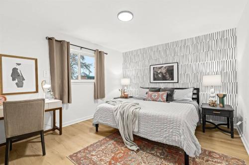 - une chambre blanche avec un lit, un bureau et une chaise dans l'établissement Cozy Modern 1BR Close to Downtown, à Mount Clemens