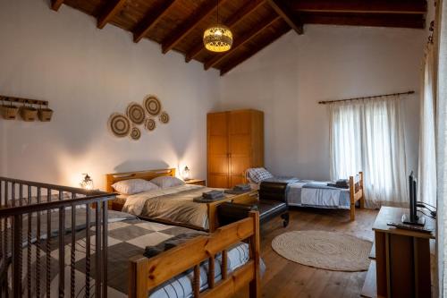 een slaapkamer met een bed en een bureau in een kamer bij WALNUT TREE VILLA in Archanes