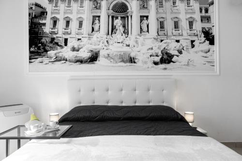 羅馬的住宿－Emperooms Guest House，一间卧室配有一张床,并画着喷泉