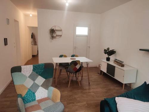 sala de estar con mesa y sillas en Maison scandinave avec garage, en Roubaix