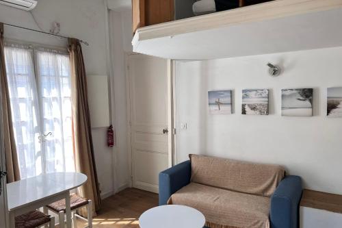 un salon avec un canapé et une table dans l'établissement Studio avec mezzanine dans le coeur du vieil Antibes wifi climatisation, à Antibes