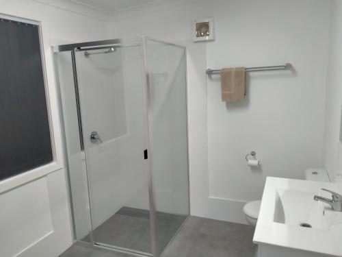 La salle de bains est pourvue d'une douche, de toilettes et d'un lavabo. dans l'établissement Australian Motor Home Tourist Park Twelve Mile Creek, à Karuah