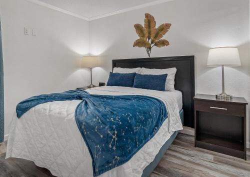um quarto com uma cama com um cobertor azul em Wake up to Ocean Views from your private balcony em Tampa