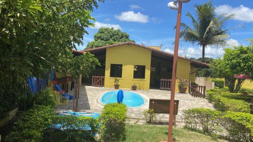 une maison avec une piscine en face de celle-ci dans l'établissement Chalé Brisa de Gravatá, à Gravatá