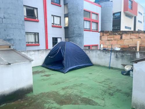 une tente bleue installée au-dessus d'un bâtiment dans l'établissement CasaBlanca Avcircunvalar, à Duitama