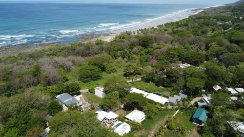 una vista aérea de una casa y de la playa en Lapislazuli House & Flats with shared Pool, en Santa Teresa Beach