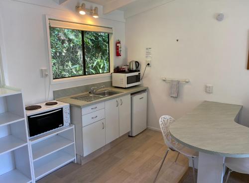 Nhà bếp/bếp nhỏ tại Colonial House Motel