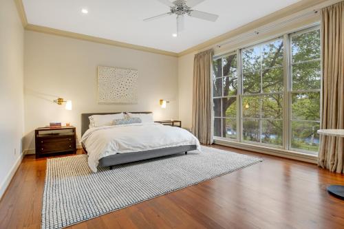 - une chambre avec un lit et une grande fenêtre dans l'établissement Casa Maybanke, à Hunt
