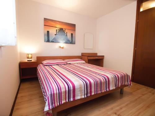 - une chambre avec un lit doté de 2 oreillers roses dans l'établissement Apartments with a parking space Vinkuran, Pula - 21016, à Medulin