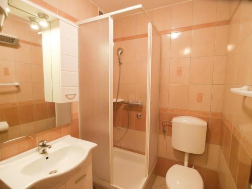 La salle de bains est pourvue d'une douche, de toilettes et d'un lavabo. dans l'établissement Apartments with a parking space Vinkuran, Pula - 21016, à Medulin