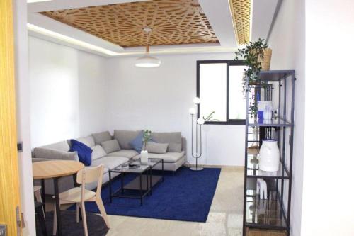 - un salon avec un canapé et une table dans l'établissement ANOUAL PLAZZA - 2 BEDROOMS APPARTMENT, à Casablanca