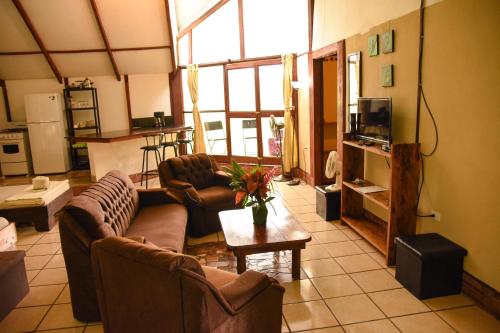 Sala de estar con 2 sofás y mesa en Chilamate Rainforest Eco Retreat, en Puerto Viejo